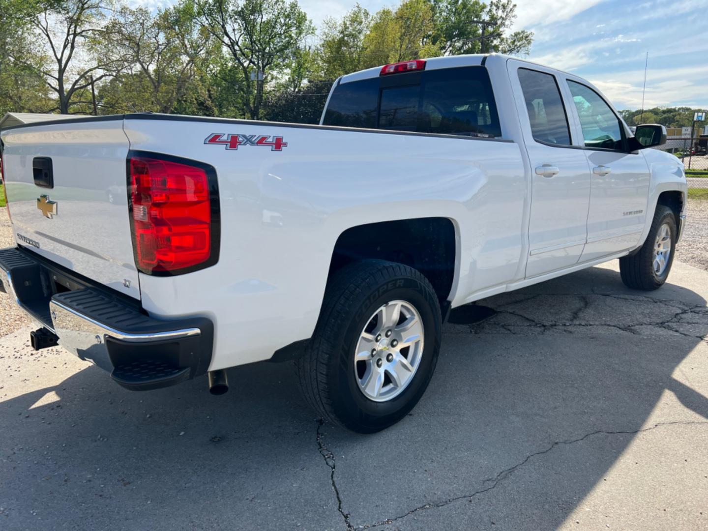 2015 White /Gray Chevrolet Silverado 1500 LT (1GCVKREC8FZ) with an 5.3 V8 engine, Automatic transmission, located at 4520 Airline Hwy, Baton Rouge, LA, 70805, (225) 357-1497, 30.509325, -91.145432 - 2015 Chevrolet Silverado 1500 Double Cab LT 4X4 5.3 V8 Gas, 200K Miles, Power Windows, Locks, Mirrors & Seat, Bed Cover, Tow Pkg. NO IN HOUSE FINANCING. FOR INFO PLEASE CONTACT JEFF AT 225 357-1497 CHECK OUT OUR A+ RATING WITH THE BETTER BUSINESS BUREAU WE HAVE BEEN A FAMILY OWNED AND OPERATED BUSIN - Photo#5